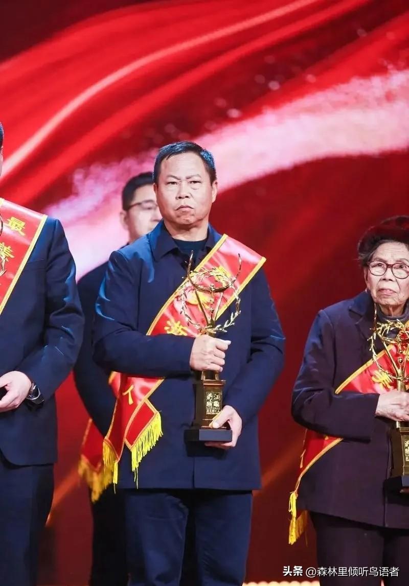 2024年，浙江船老大沈华忠出海途中收到紧急求救，为救下16名素不相识的船员，他