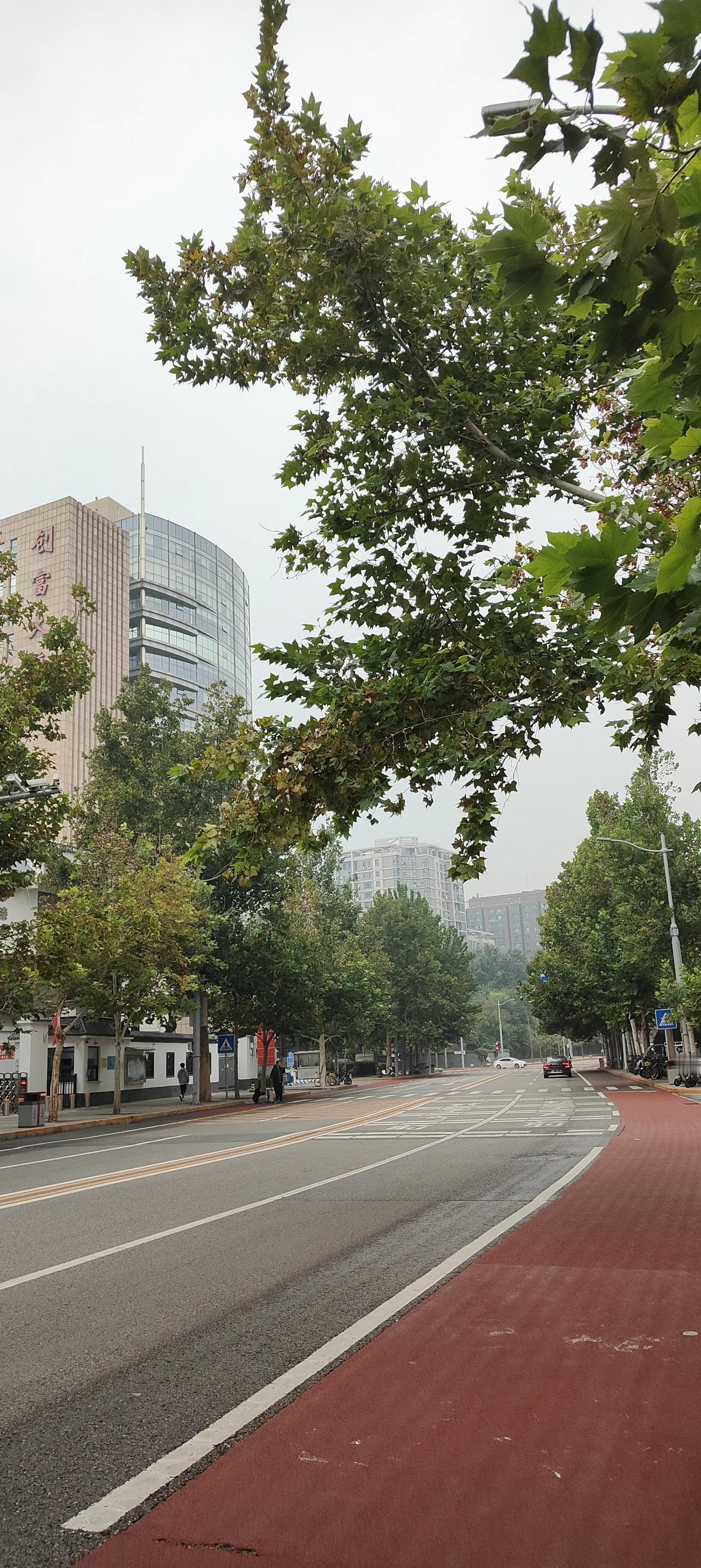 国庆假期北京好空，公交车也比平时快了，不堵车了。回老家的，探亲的，旅游的，很多人