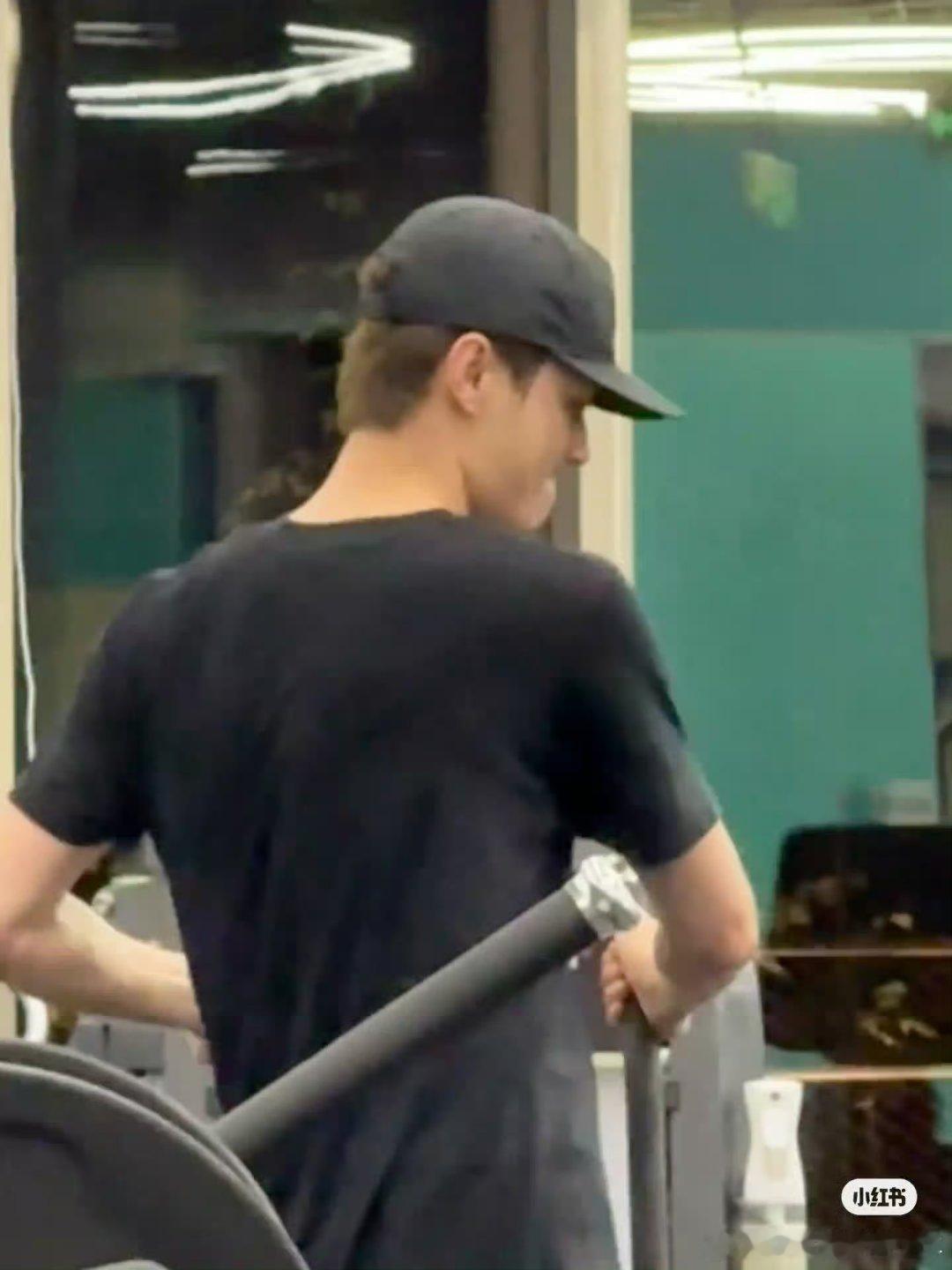 许凯陈辉路人偶遇健身的许凯，素颜的神，太扛打了，这妥妥滴许凯陈辉 自律男神！坐等