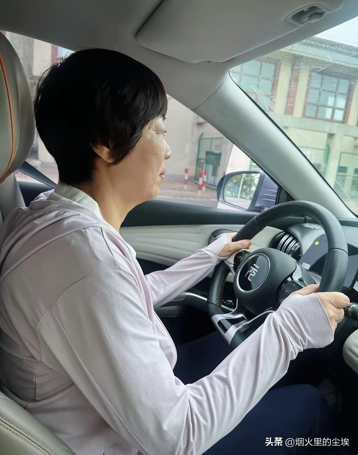 我妈51岁，非要学开车，谁都拦不住。
上个月她突然打电话来，兴冲冲地说报了驾校。