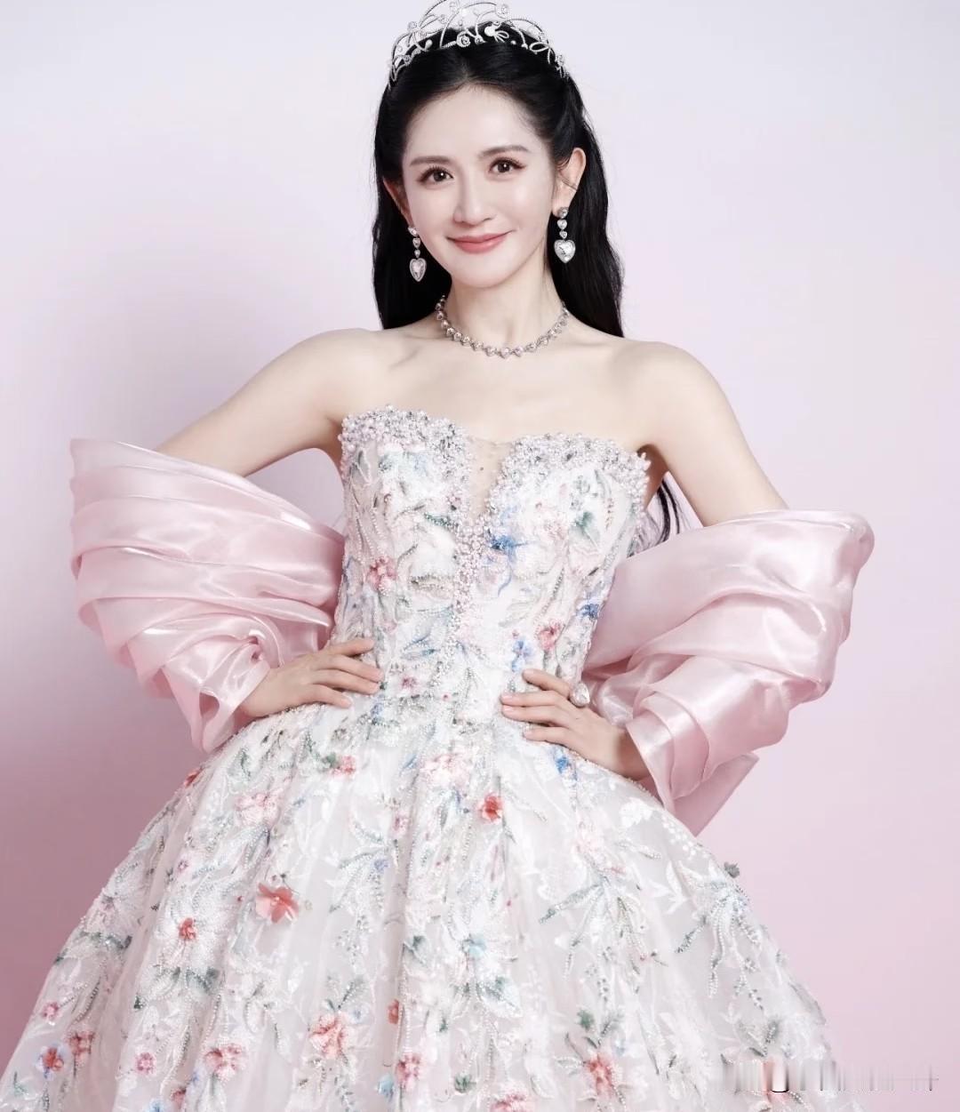 谢娜这事儿吧
说实话，她真很委屈
毕竟跨界开演唱会的不止她一个人，岳云鹏，小沈阳
