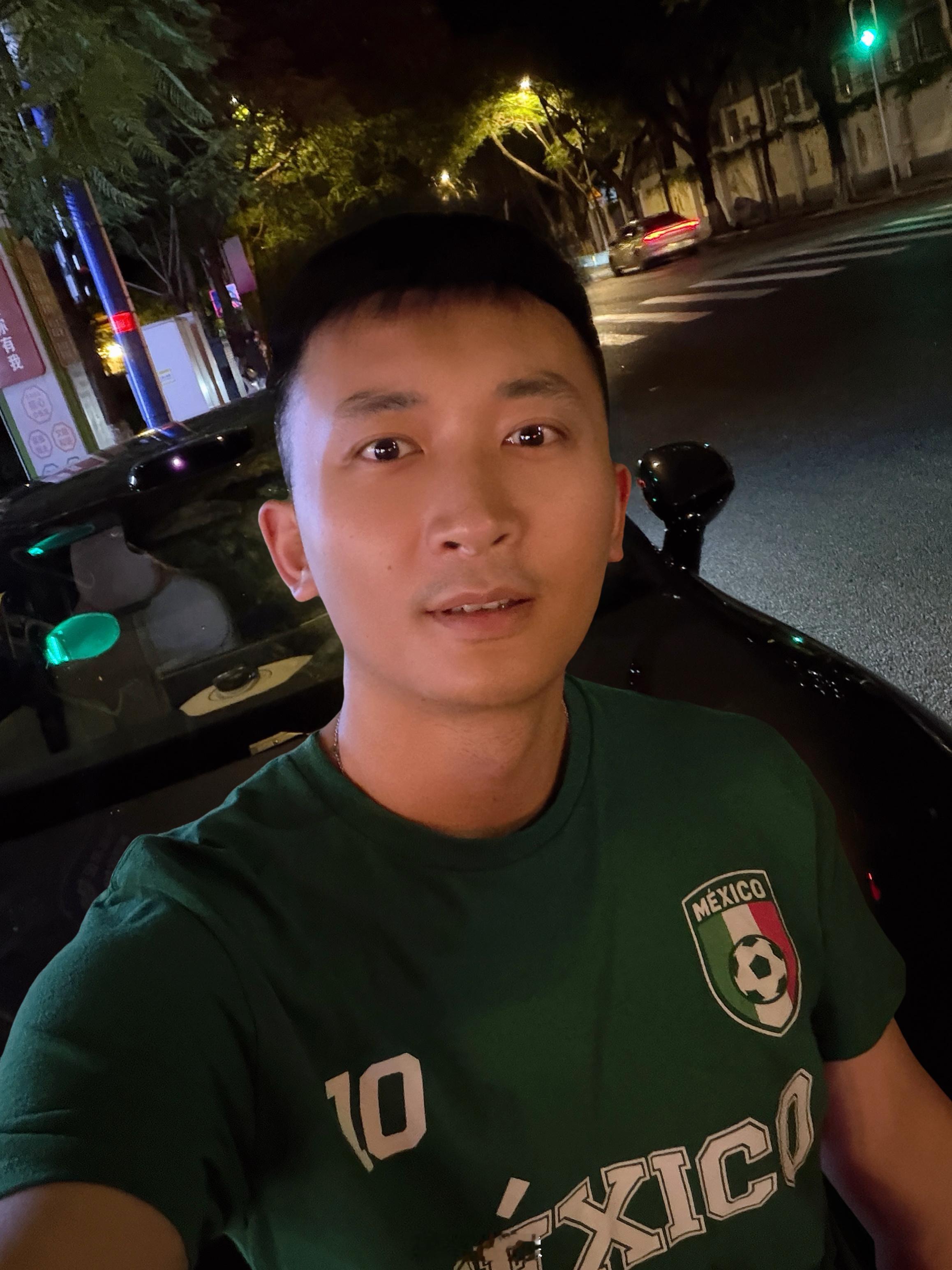 骨折以后第一次穿球衣，这一个月都不敢穿剪了个30块的头发明天开始出差了，比之前7