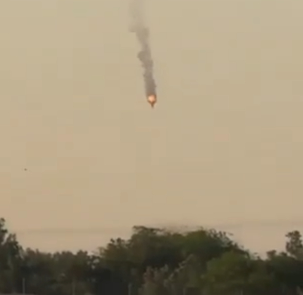 两架F-15被击落，一架下落中起火不大，一架燃起大火，目前曝光的是3名跳伞的飞行