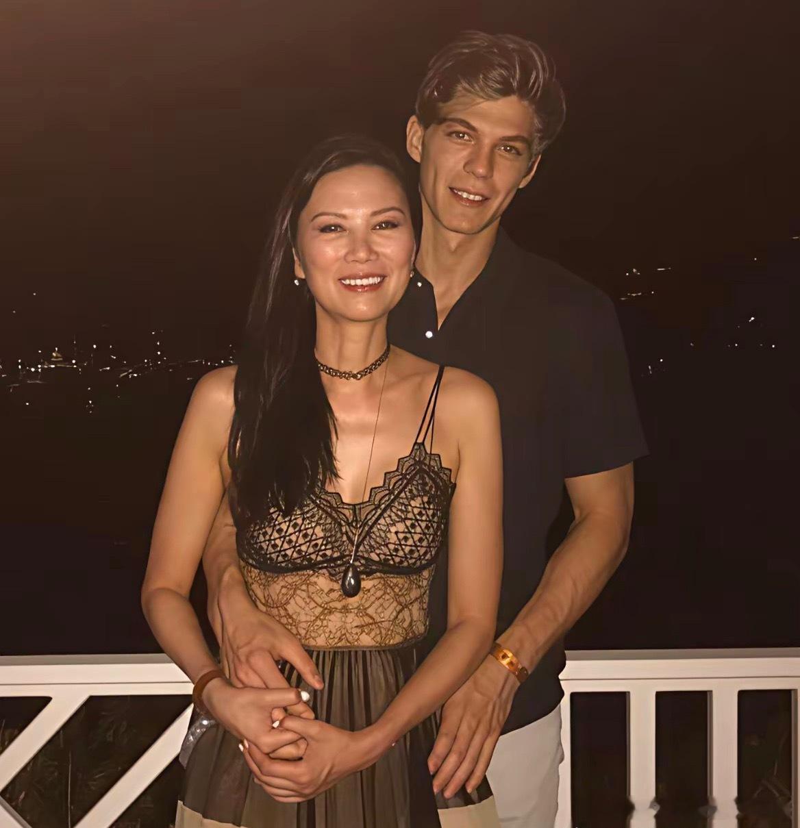 邓文迪和比她小25岁的男友匈牙利男模2017年的合影。这段恋情曝光后震惊了整个欧