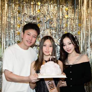甜馨都14岁了晒出生日全家福，即使父母离婚也都到场给她过生日，很幸福啊，是被爱包裹着长大的，还记得当