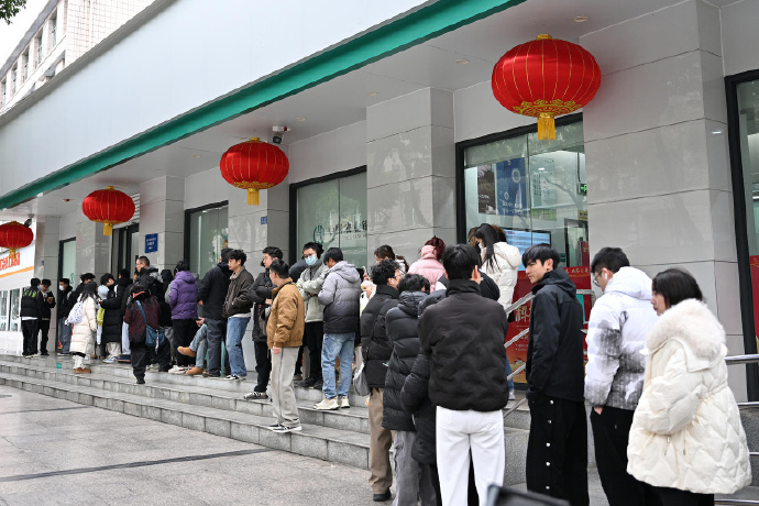 【二手平台热炒“马钞”，面值400元马钞有商家标价4600元，专家警示溢价风险】