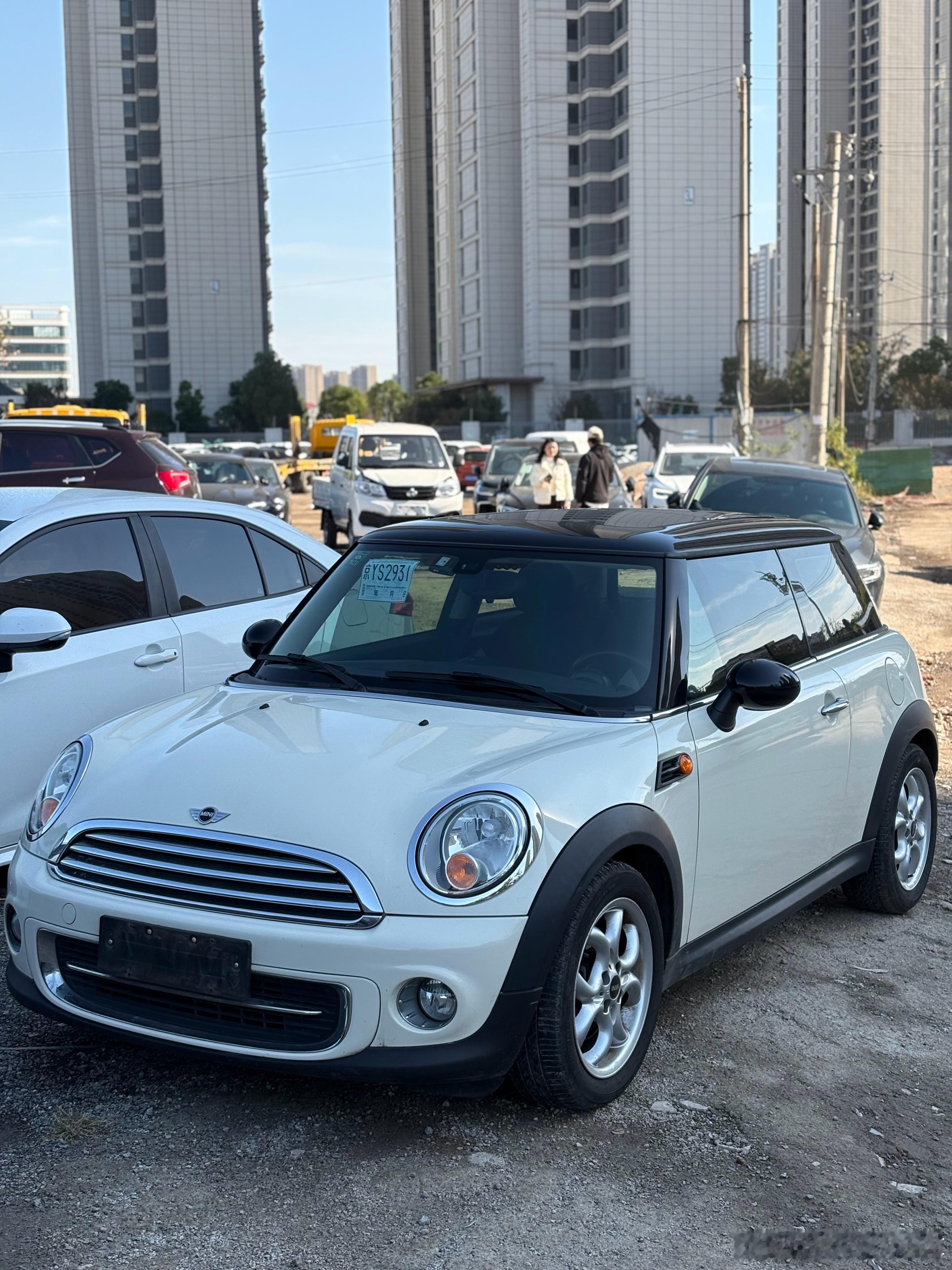 感谢昨天下的雨 哈哈来物流园取车 还没洗就感觉真干净4万多的精品迷你到店了 