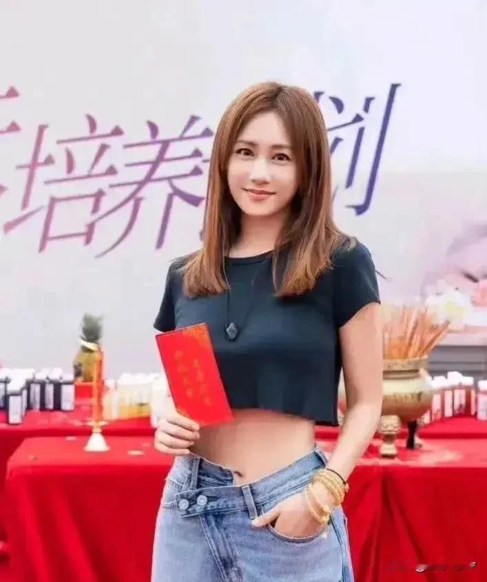 刘芸这牛仔裤好有个性，谁看了不得惊叹一下。

你对这款牛仔裤有什么感觉？
如果你