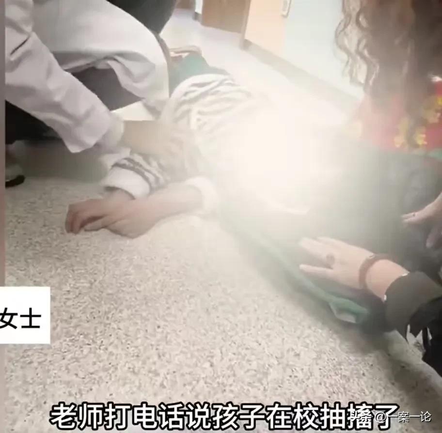 河南周口，女子将10岁的女儿转入一个中学，遭遇四五个男生的殴打，他们用尺子扎她太