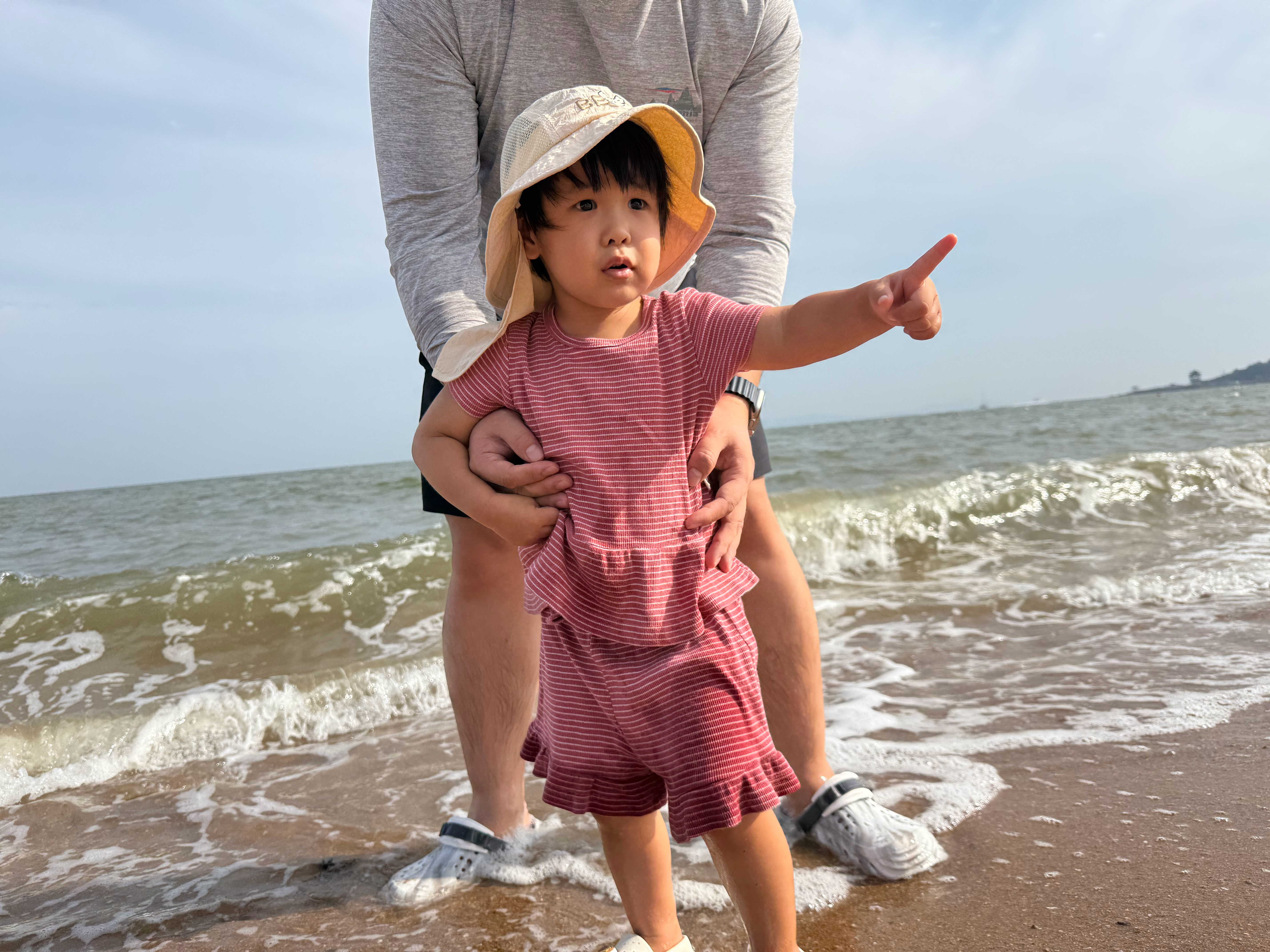 又是快乐小孩来海边了！🌊辛苦微信哥下夜班就出发！不过玩得很开心！吃的也不错😁