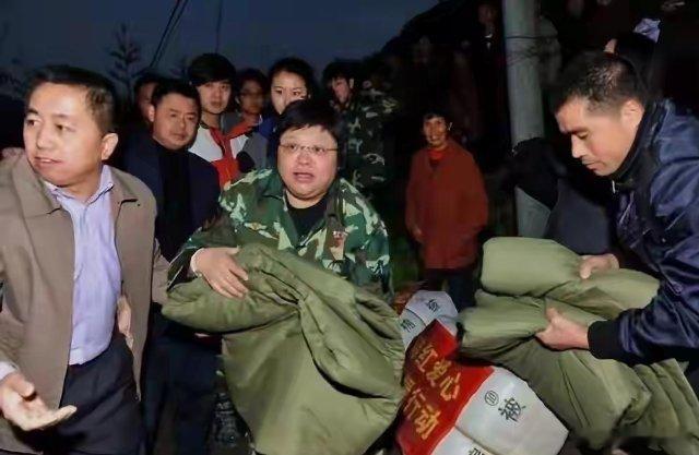 韩红今日深陷风波真相到底是什么？是不是又触碰到别人的蛋糕了，我反正不相信网络上的