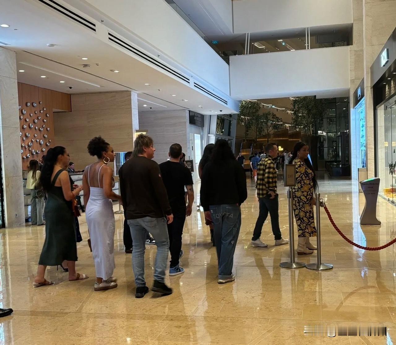 一位中国公民，
在新加坡金沙酒店跳楼身亡，
跳楼的原因令人很唏嘘……
这个中国人