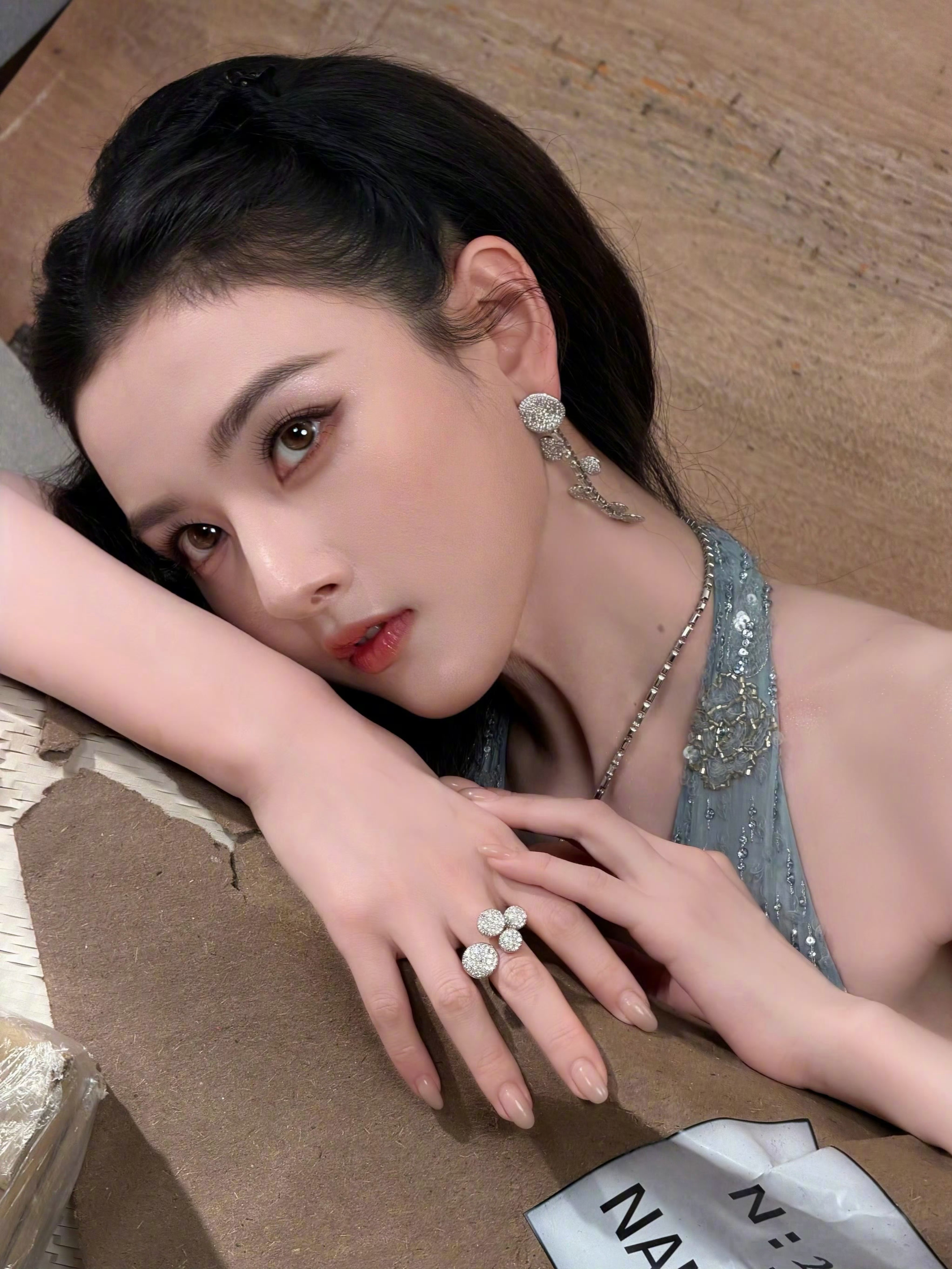 华天崎给宋祖儿化清冷浪漫妆华天崎为宋祖儿打造清冷浪漫妆容，柔雾底妆搭配氛围感眼妆