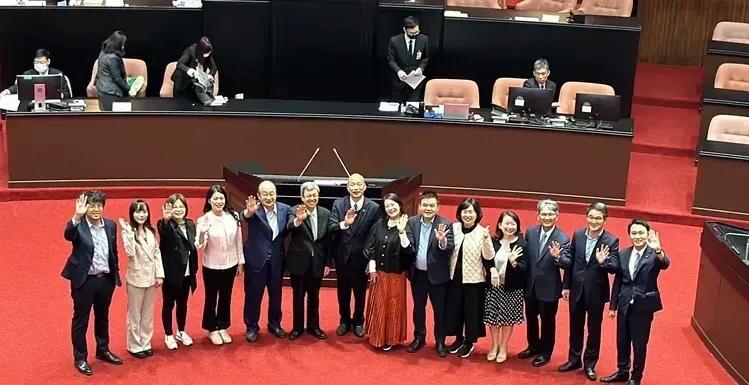 韩国瑜被民进党立法团拉去合影，不是很情愿，并惊呼说，我可以吗？，民进党有人回应说