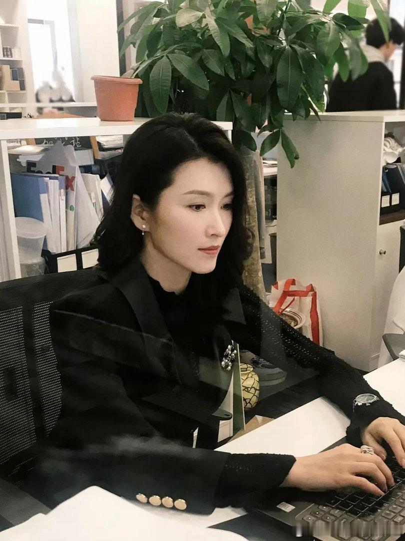 徐洁儿徐洁儿手机找不到了实在心疼姐姐，手机丢了估计好多工作都要停滞。希望捡到的好