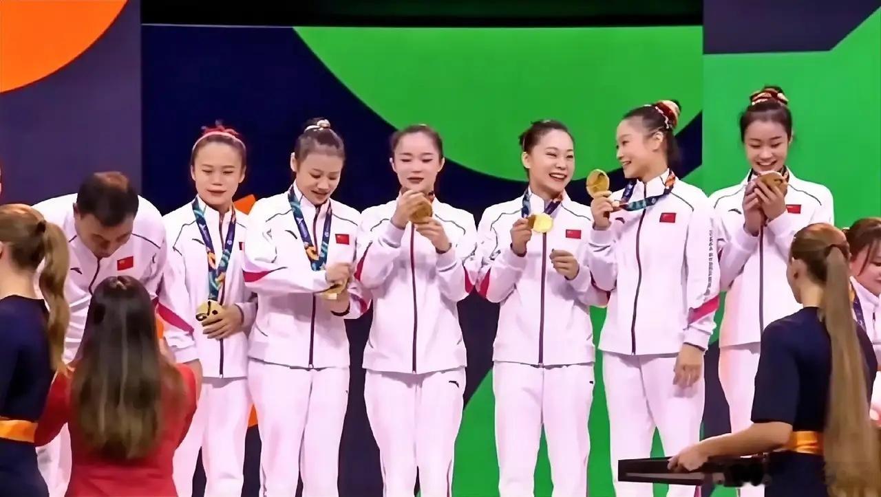 北京时间10月22日凌晨，荷兰鹿特丹第54届体操世锦赛女子团体决赛，由张清颖、邱
