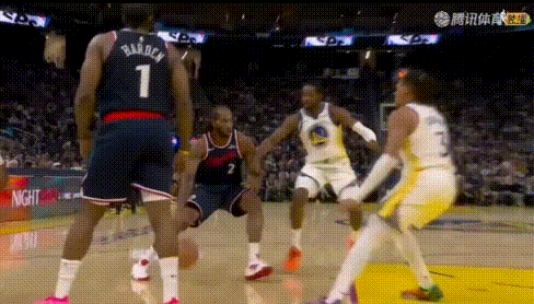 小卡高难2+1，勇士3人竟齐比走步？
这就是个跳步上篮，小卡落地失去平衡但步子是