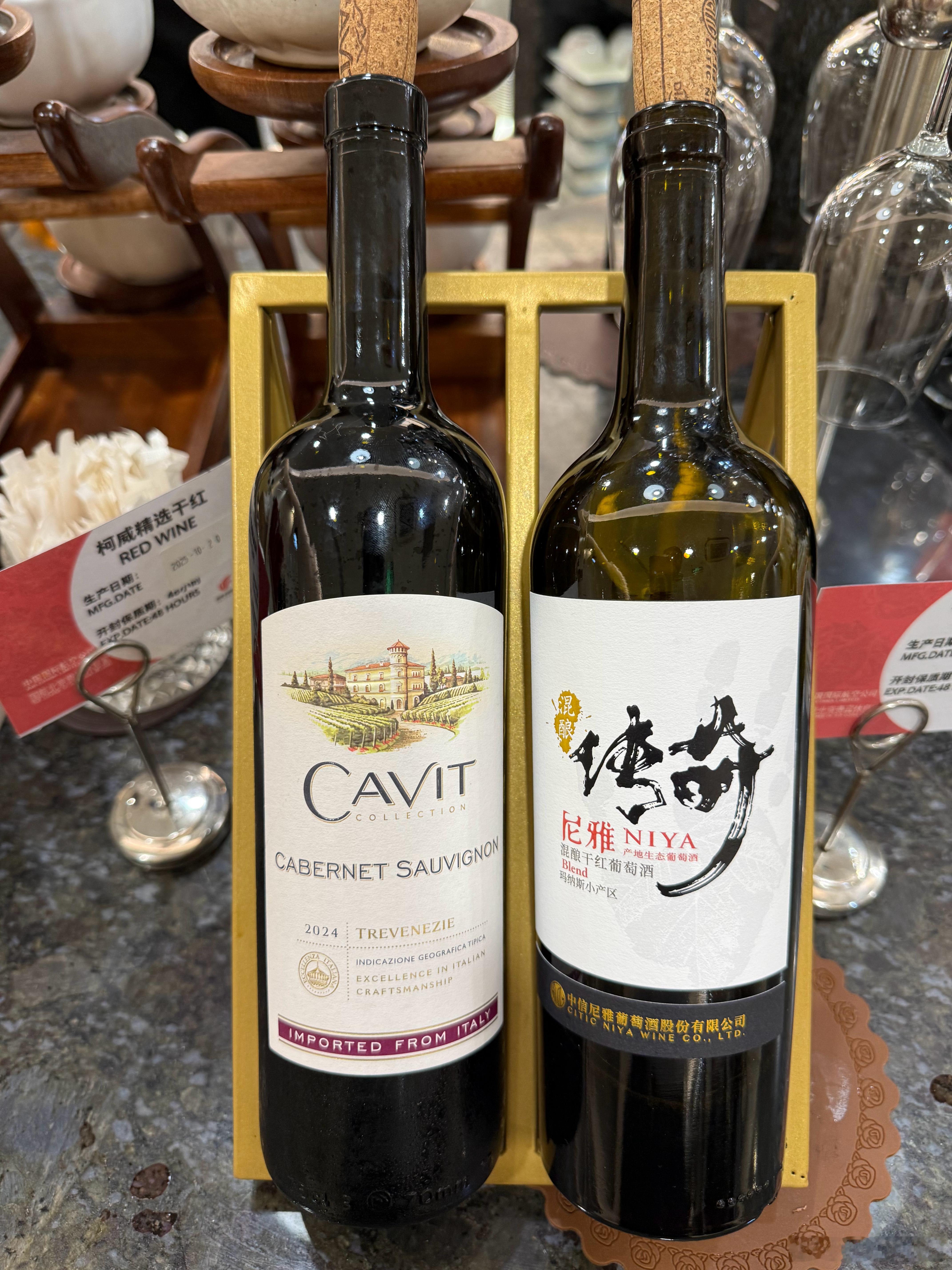 北京首都国际机场国航休息室喝了两种两瓶葡萄酒，用豆包查了一下，左侧是CAVIT 