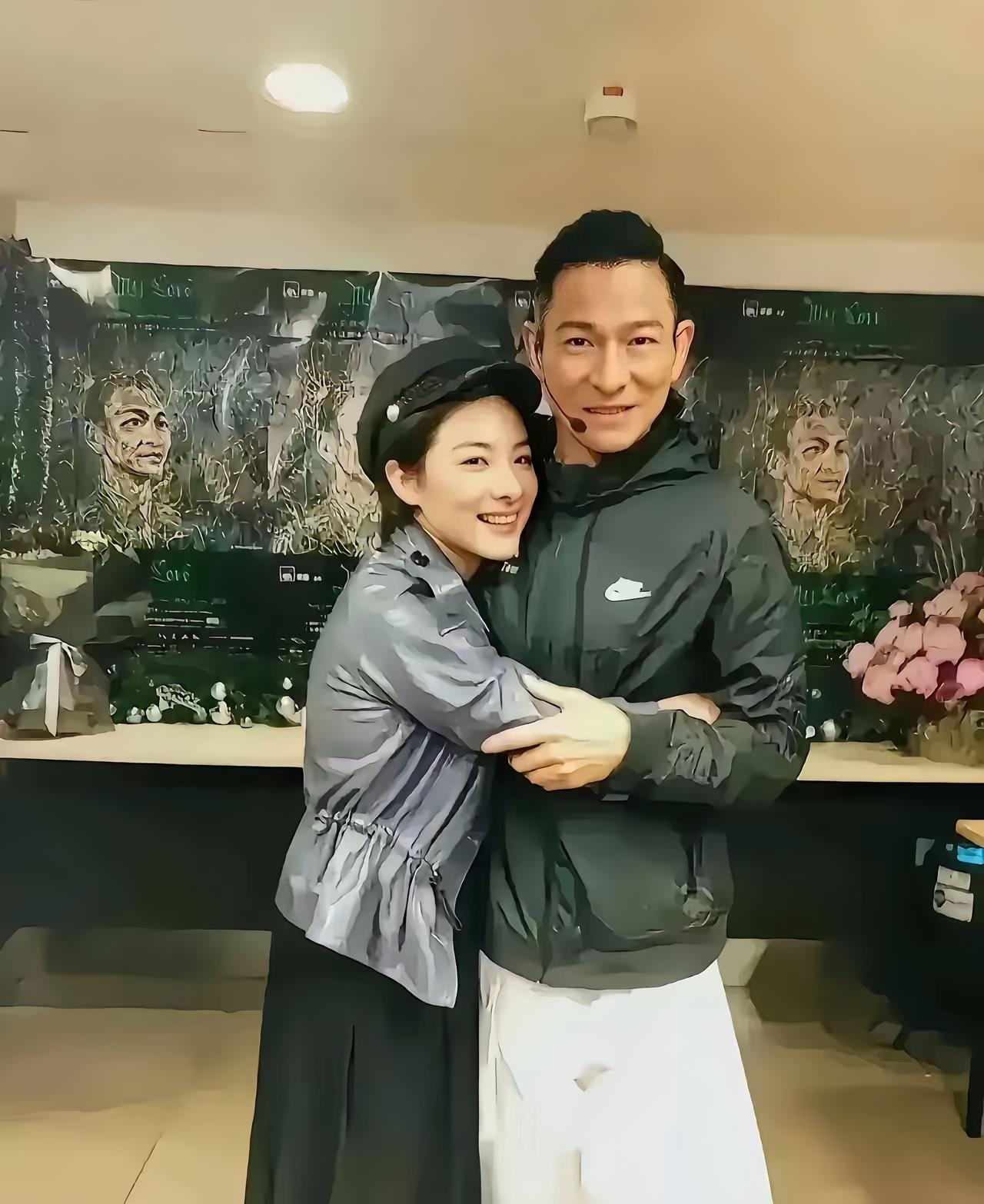 这位美女跟刘德华昔日合影，她当时一定很开心的。

刘德华作为娱乐圈的常青树，出道