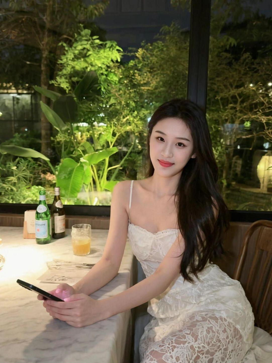 这身蕾丝裙，简直是“白月光”本光，温柔得能掐出水来！别人是“氛围感美女”，我是“