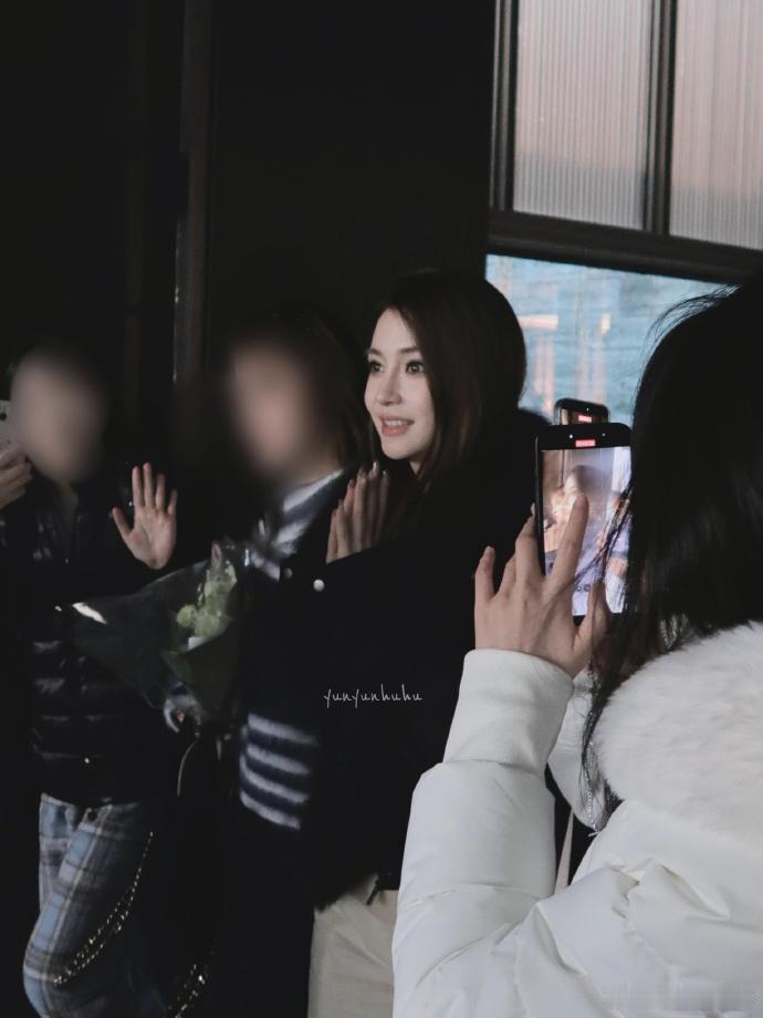 Angelababy有种经济上行的美Angelababy早期混血感回来了长直发配