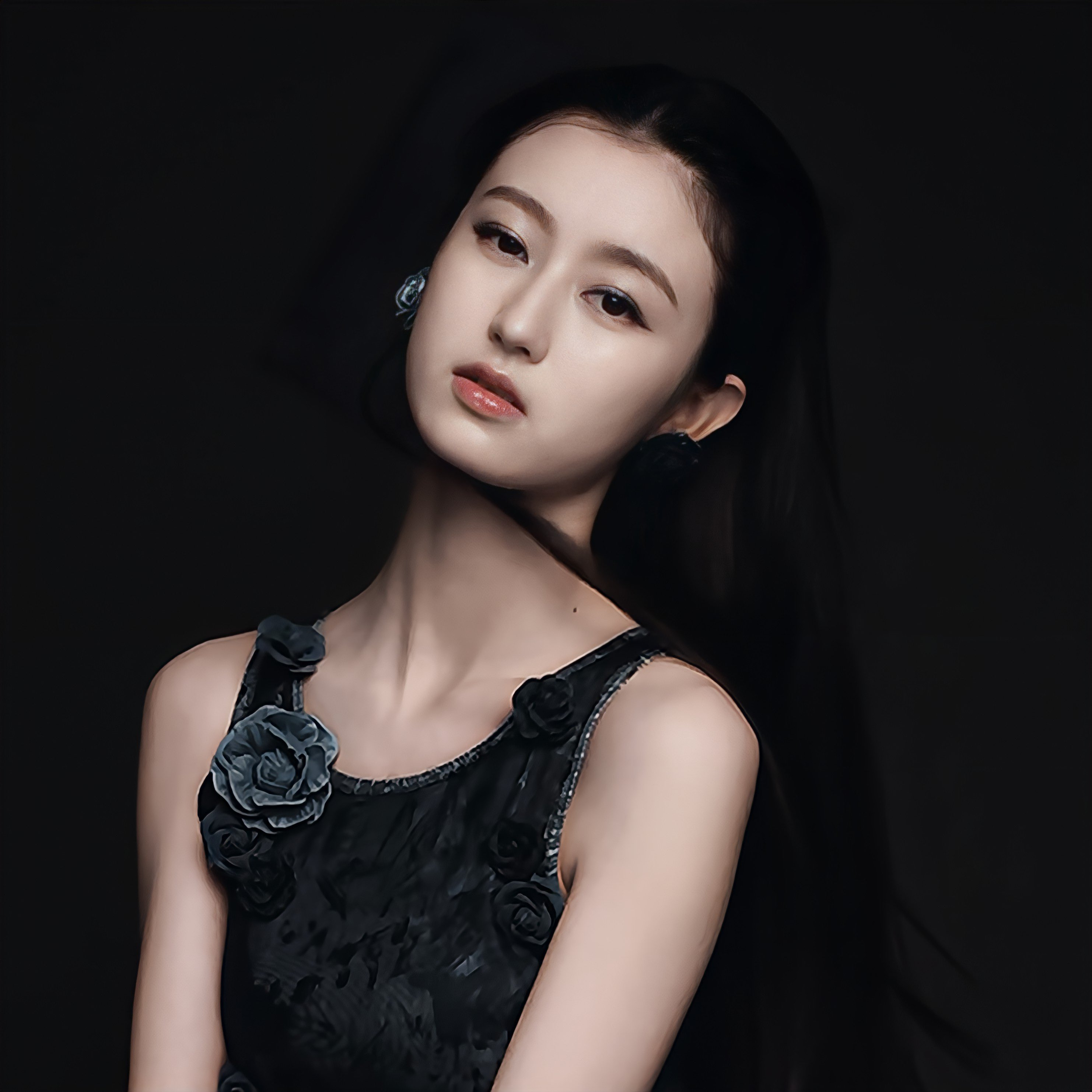 裴佳欣多大了啊，是不是成年了哦 ​​​