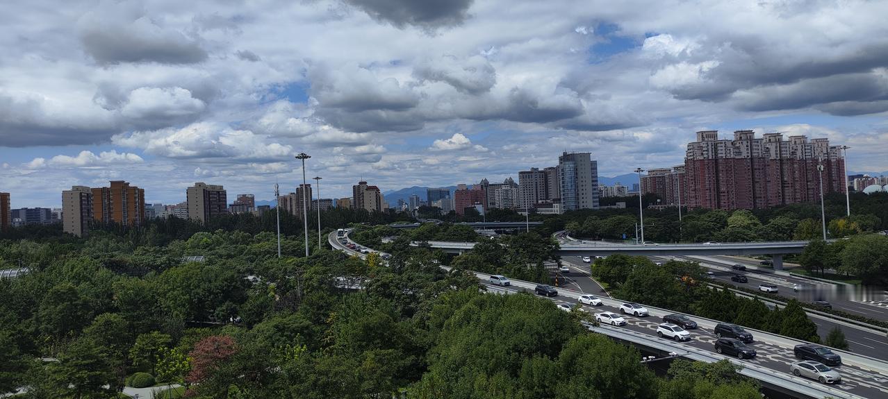 北京夏日的天空，一朵朵淡积云盖飘在城市低空，带来丝丝凉意