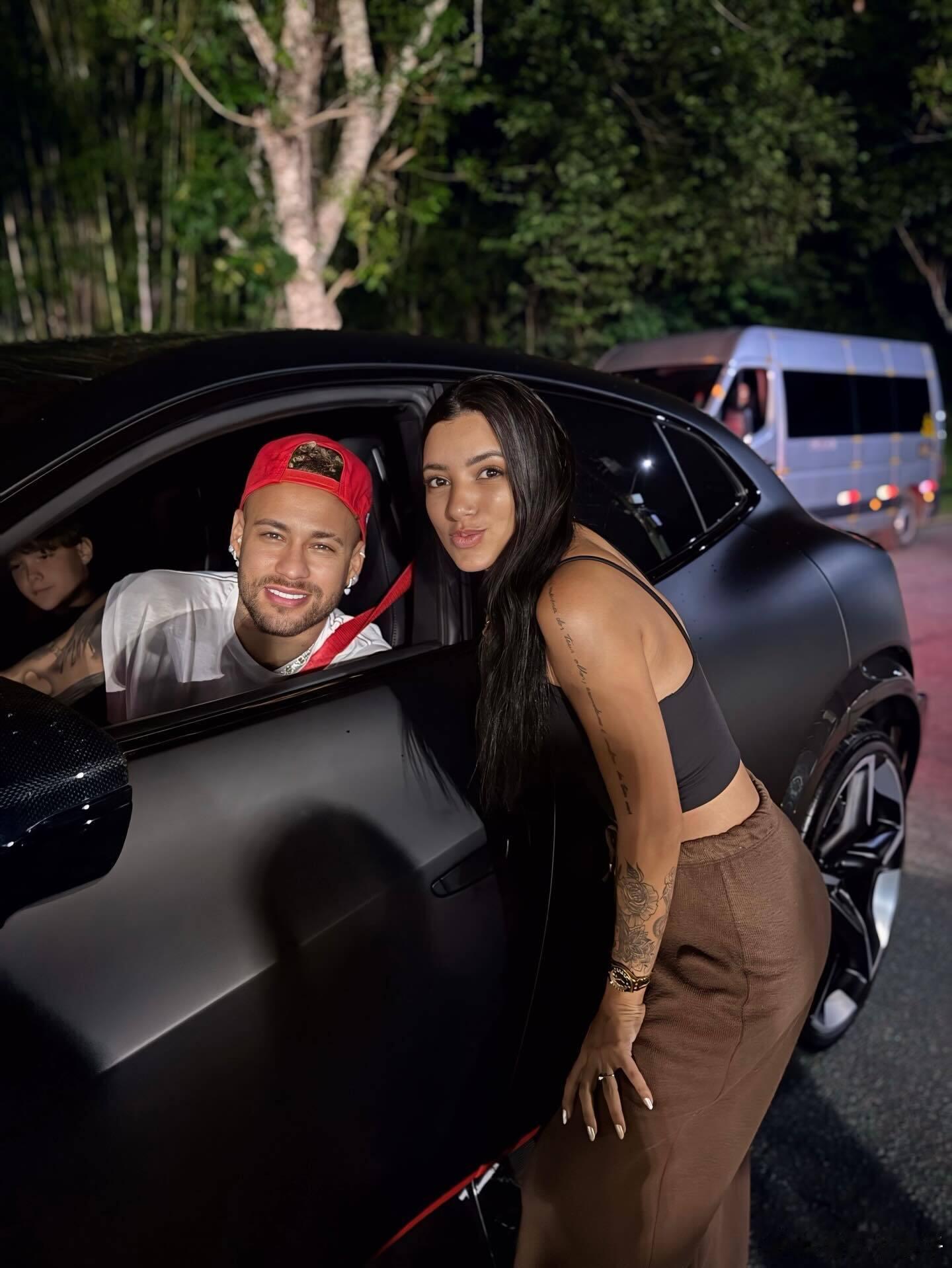 内马尔内马尔 清澈卢卡在车里，稳稳当当的孩子 