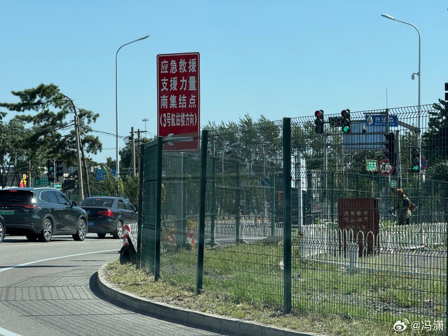 其实很多时候你的时间是被莫名其妙浪费的比如这个路口，我这个方向左转的车巨多巨堵，