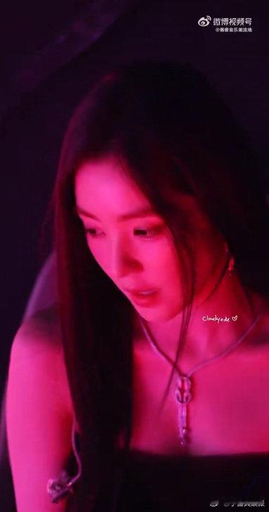 太惊艳了！KGMA上，裴珠泫神颜怼脸，耳环悄然隐身，美貌直接爆表！ 