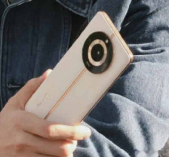 真我11 Pro+ 长这样，背面奥利奥镜头模组+素皮，我觉得真机比入网图好看些，