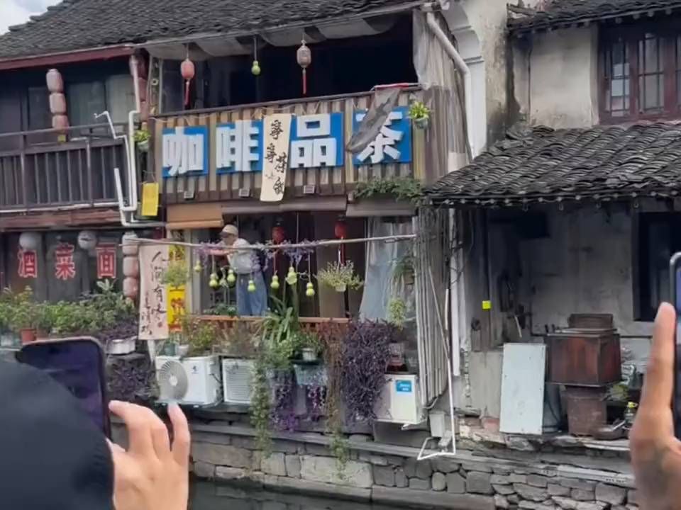 绍兴葫芦娃爷爷火了，马上有人效仿起来，在门口挂起了7个葫芦。探索古街，品味咖啡与面馆的独特韵味