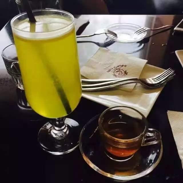 慢下来，
享受此刻的温柔时光

此刻的咖啡厅里，鲜黄的果饮、温热的红茶，搭配造型