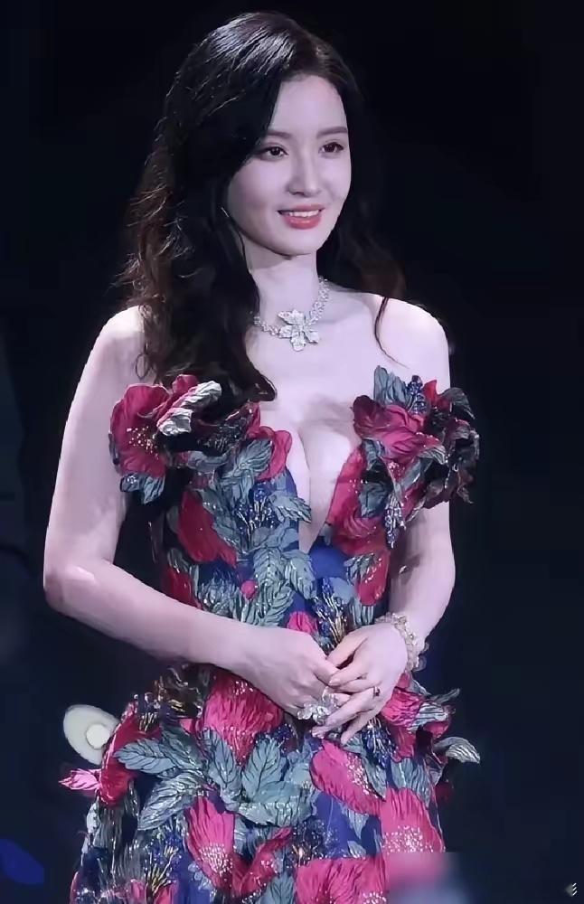 一亿现金砸桌上，吴京只想换掉那个19岁女主，制片人张萌眼都不眨直接拒绝。你猜结果