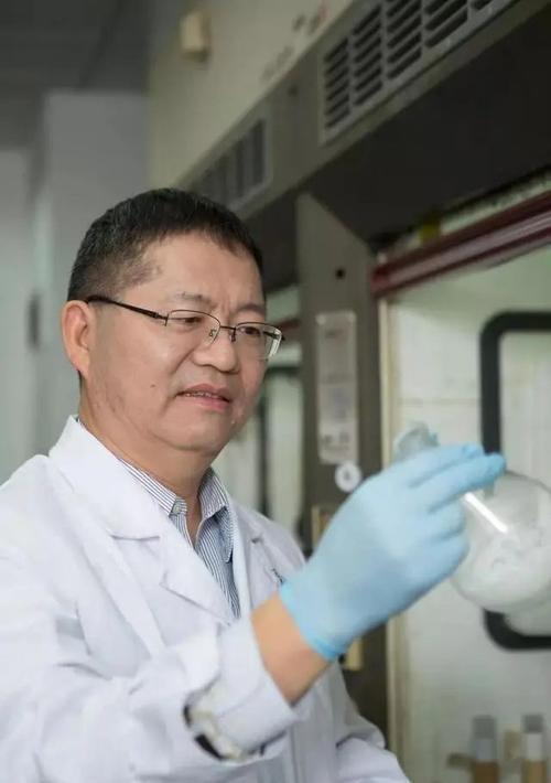 一口气把300万大奖全捐给了高中母校，这魄力真不是一般老板能比的！
关键人家还不