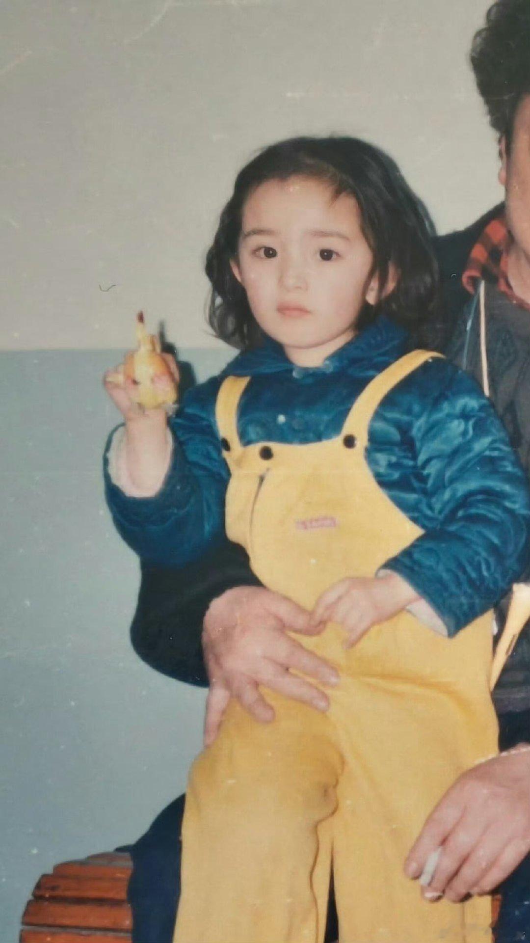 杨幂完全就是等比例放大的美貌杨幂小时候和现在一模一样杨幂这组童年照真的让人挪不开
