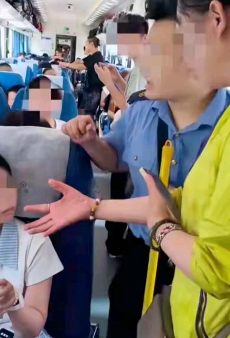 高铁上两个女孩用一个空座装零食，两个人总共占了3个座位。旁边的乘客想坐一会儿，遭
