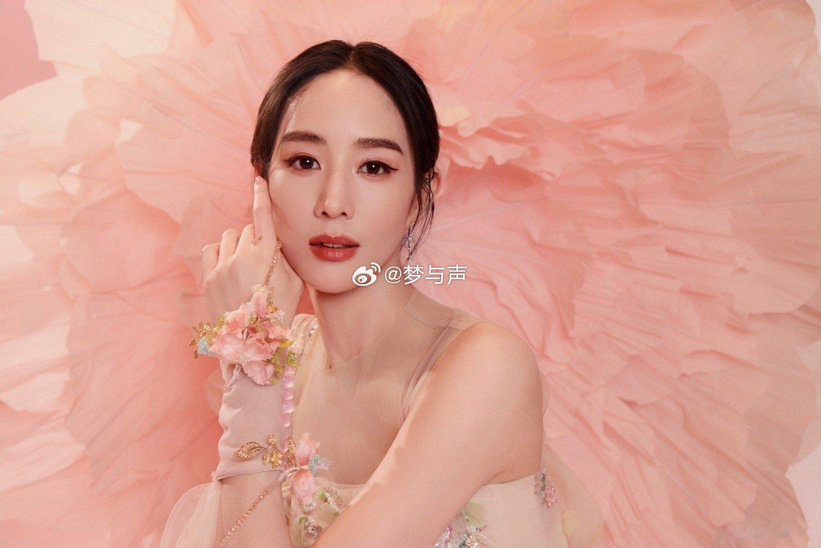 张钧甯背后好大一朵粉黛 巨型粉黛配张钧甯，这是什么神仙组合！非遗装饰精致到每一个