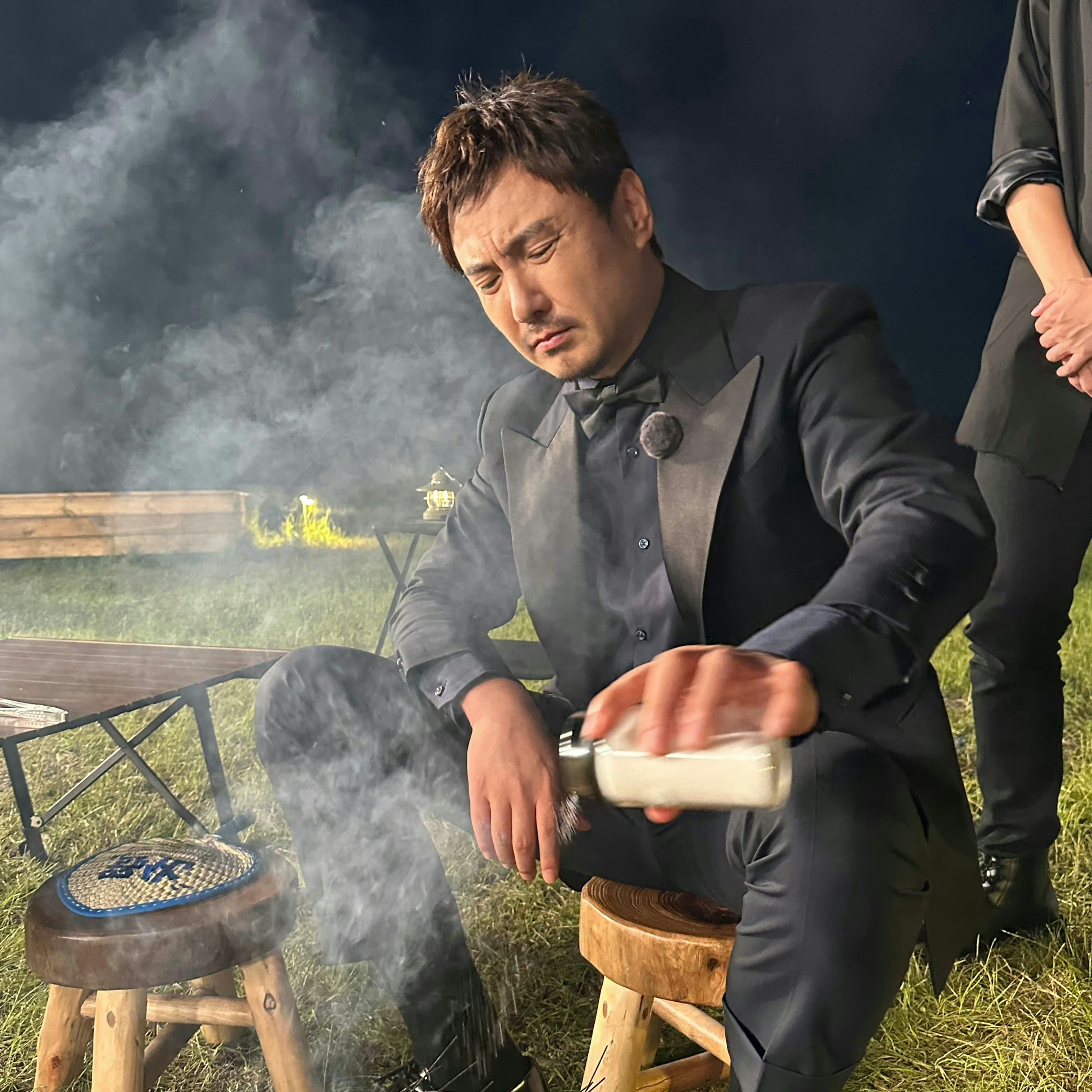 #新浪娱乐[超话]##沈腾穿西装做烧烤# 我真的好喜欢沈腾的这个样子，真的是太搞