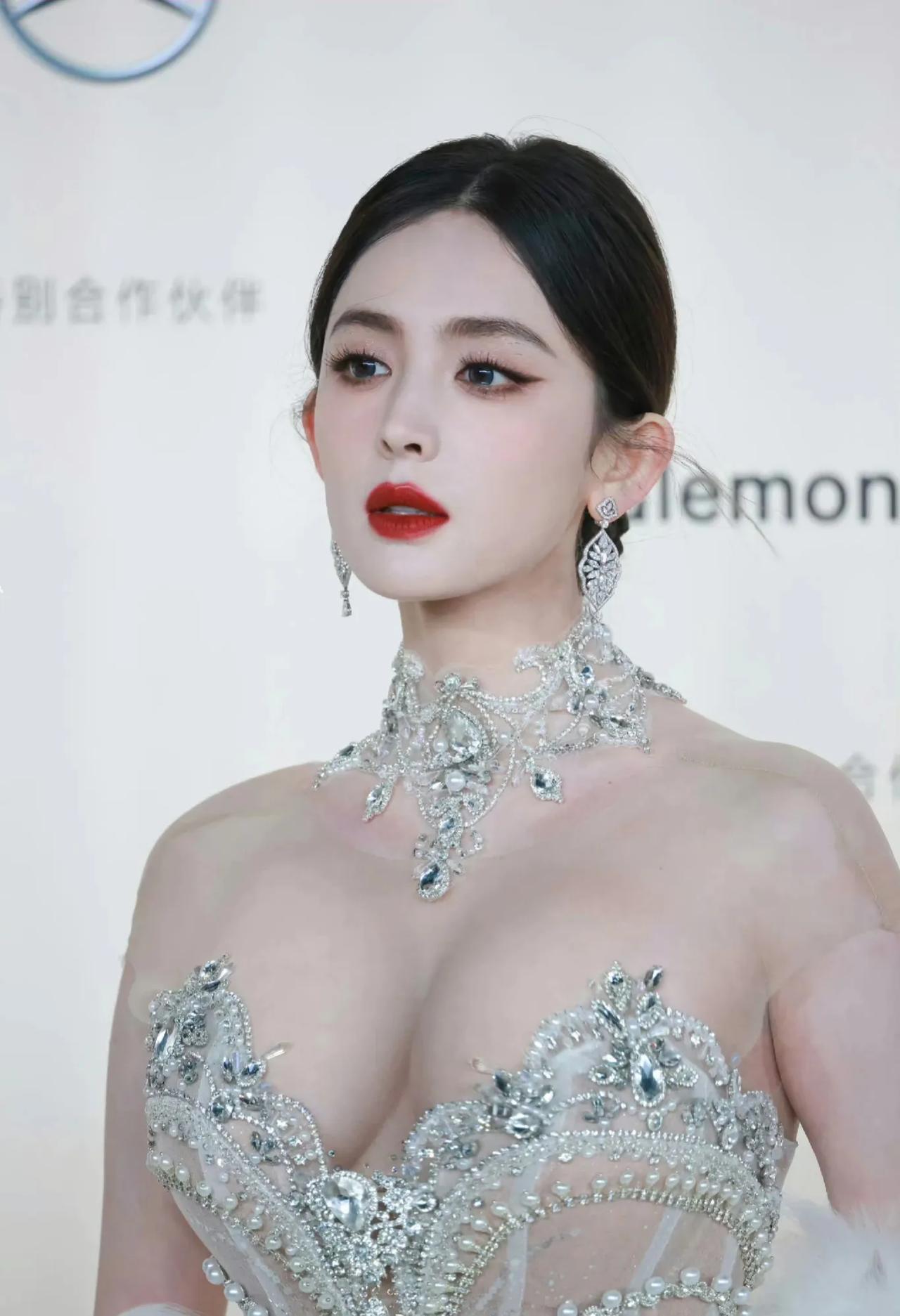 秀半球了[害羞]
#古力娜扎# #说TA# #娱乐# #八卦手册#