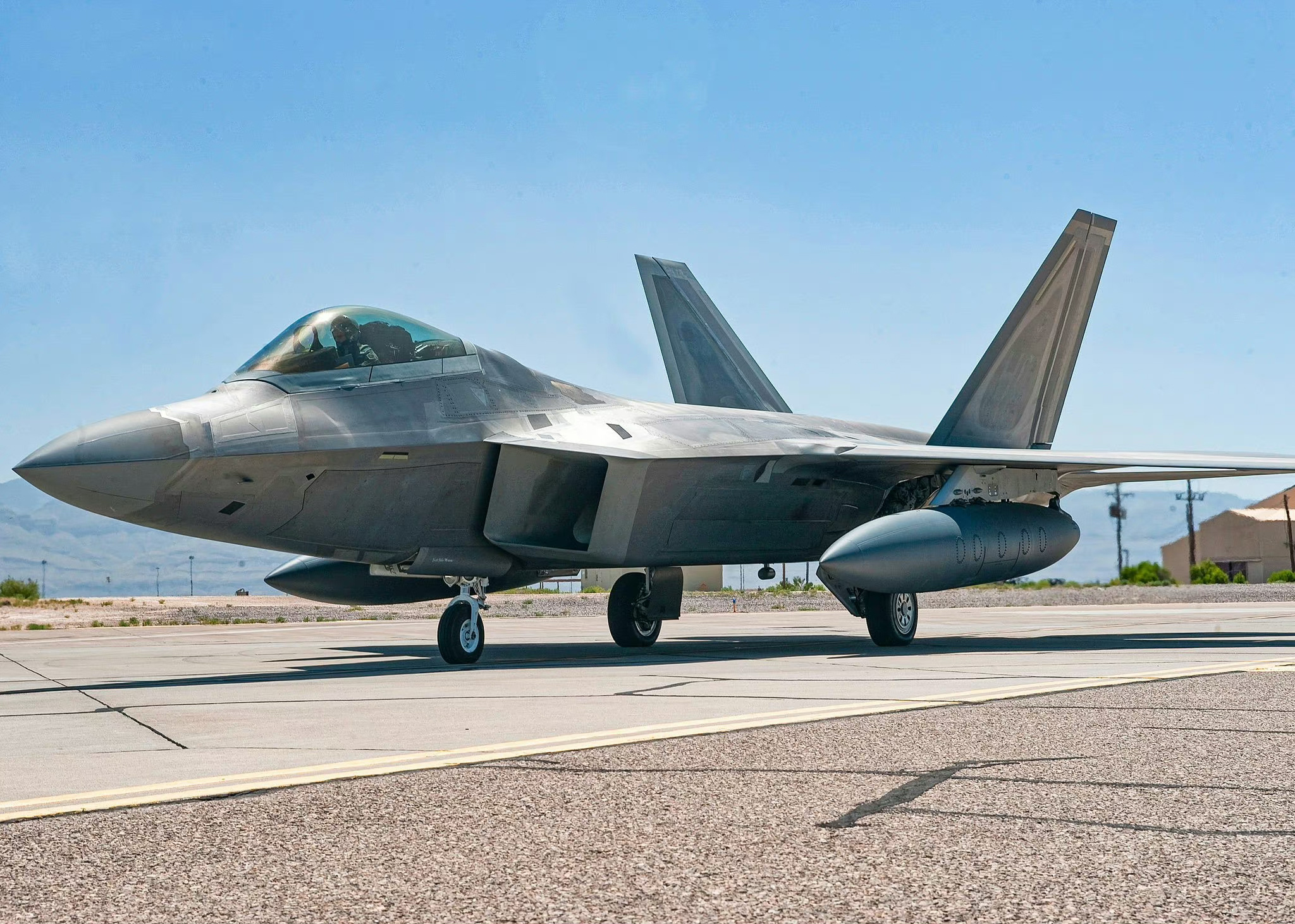 #航空新视野[超话]# 美国空军的F-22隐形战斗机和中国空军的歼-20隐形战斗