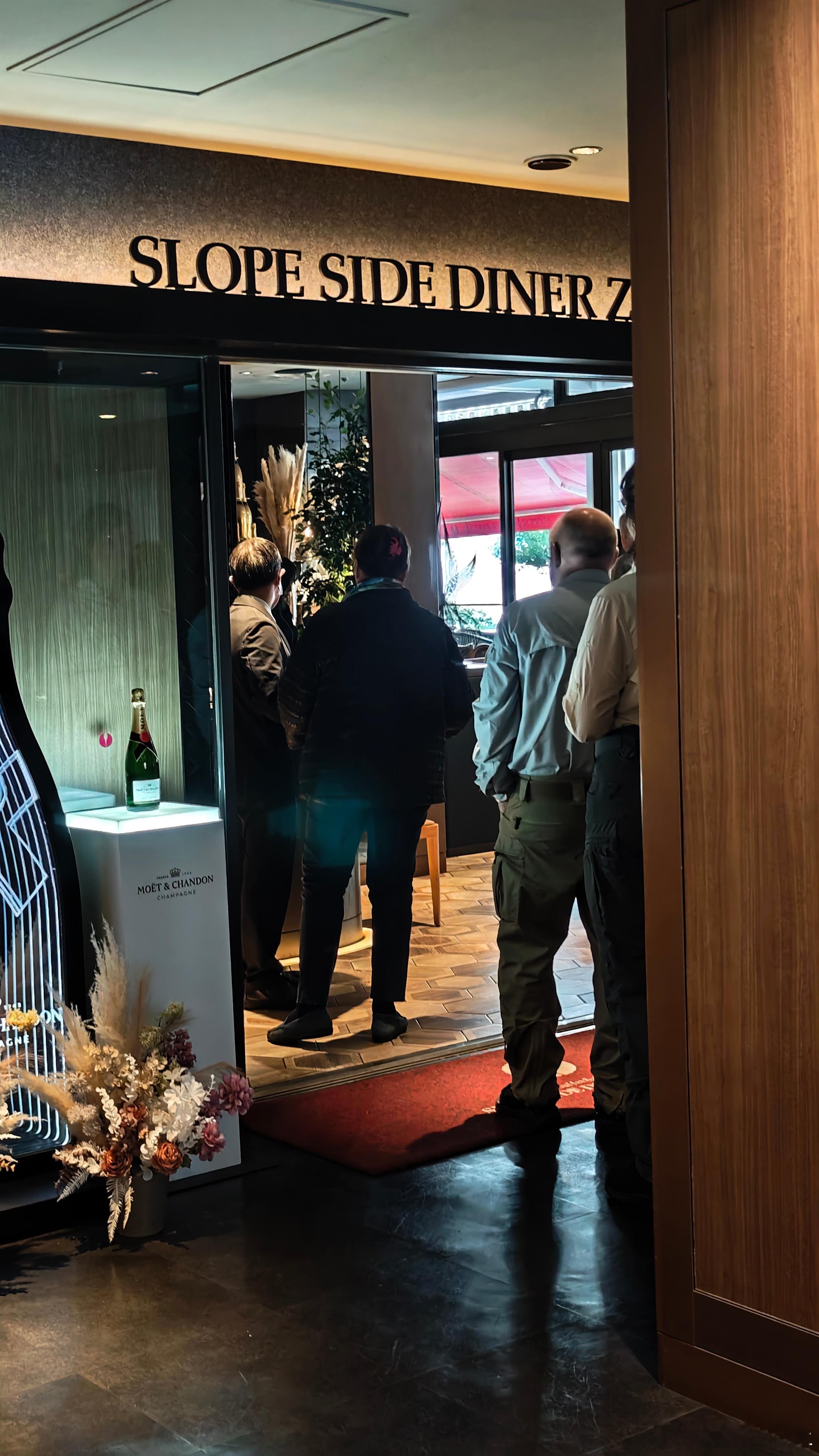 早餐 多少有些排队因为东京车展和东京电影节的缘故酒店几乎已经满房状态提示8:00