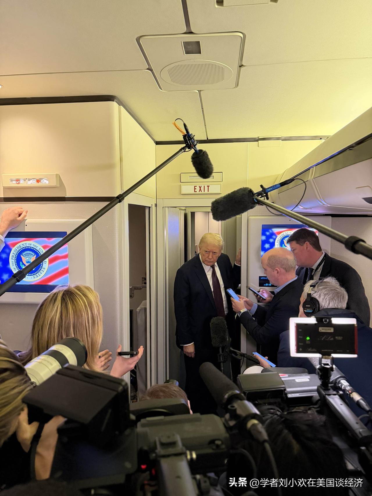 3月16日的清晨。特朗普从海湖庄园棕榈滩乘坐空军1号。返回华盛顿。在空军1号的走