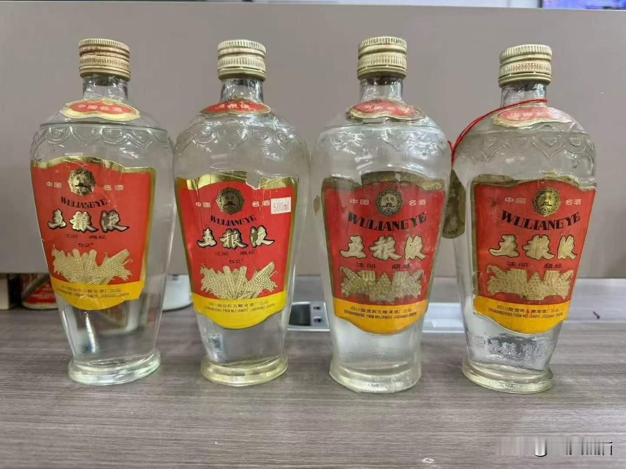 八十年代52.60度双圈五粮液，
据说要4500/瓶。
图文原创：张勇
春日生活