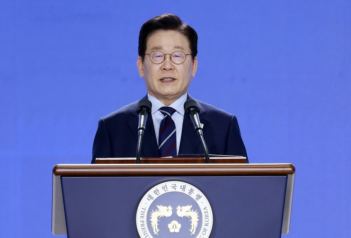 【#李在明称缓和韩朝敌对关系应保持耐心#】韩国总统李在明19日在首尔听取各政府部