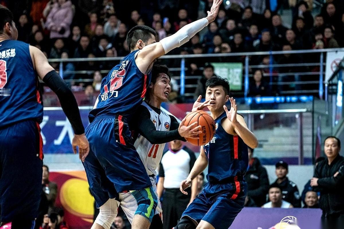 最后一节，领先13分。
稳了，对吧？搁谁谁都觉得这比赛已经揣兜里了。
杭州队的大