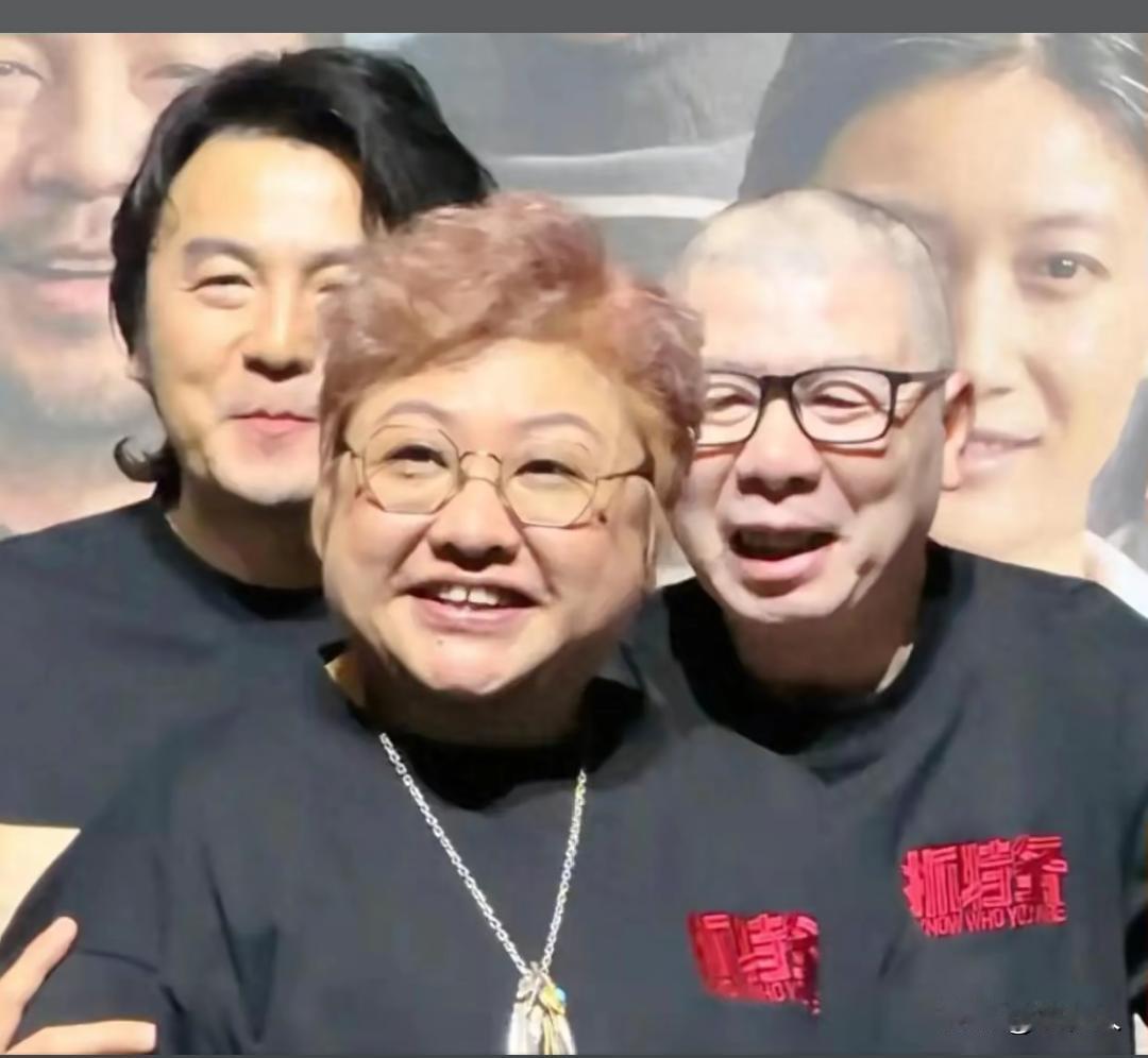 韩红出席电影活动，脖子上戴着银链子，裤子自带装饰链，手上手串戒指一应俱全。一句走