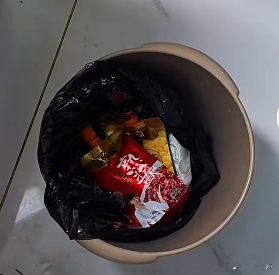 佐香园黄豆酱，这可是东北老品牌，东三省家家户户做菜都离不开，靠品质积累了大量忠实