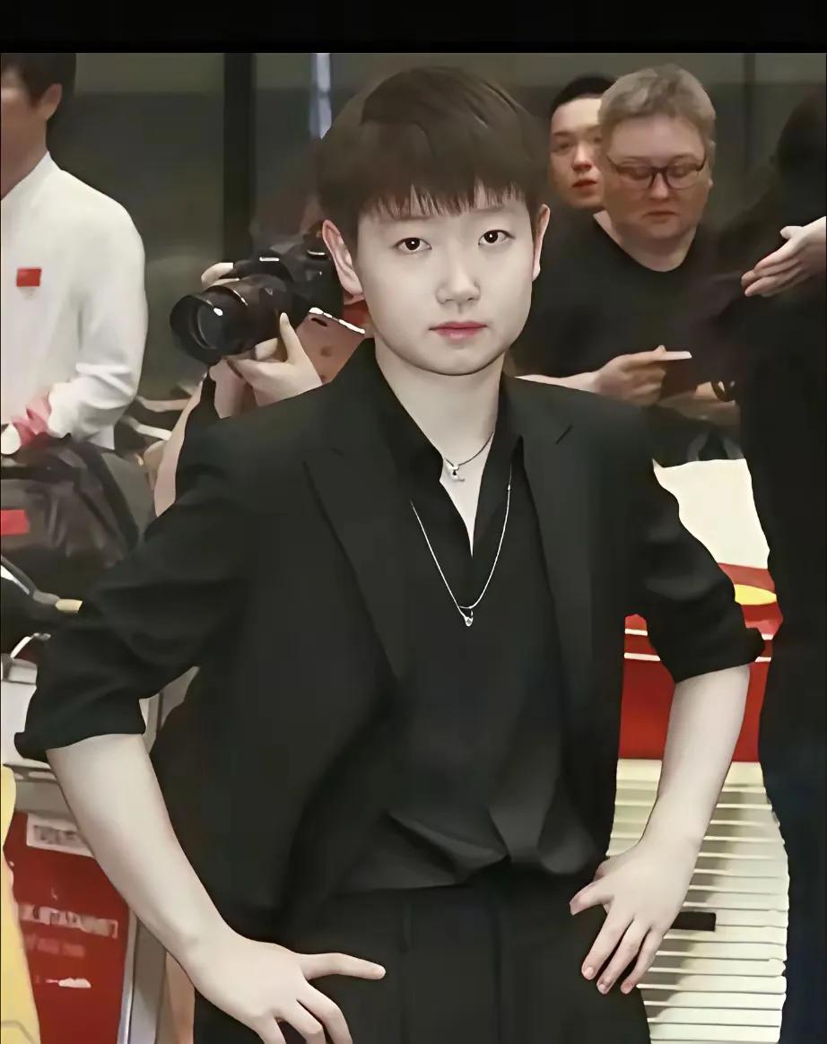 人民对莎莎的爱
排山倒海
如果说这是沙尘暴
你不如一粒尘埃！

巴赫对莎莎的爱