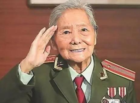 1979年，中国女翻译刘禄曾在美访问期间，到餐厅用餐。一美国男子紧盯着她。看了一